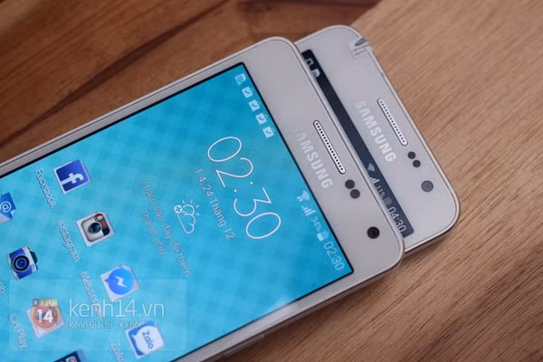 Samsung Galaxy A5 có kích thước lớn hơn nhưng thân máy lại mỏng hơn A3.