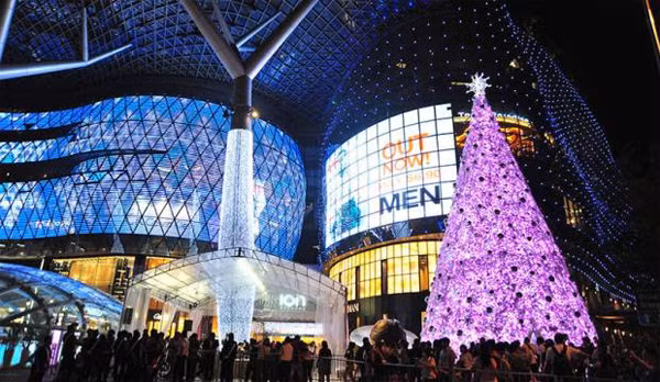 Ánh đèn màu lấp lánh trên các con đường, cửa hiệu, những cây thông Noel khổng lồ dựng trước trung tâm thương mại... người dân và khách du lịch ở Singapore đang háo hức chào đón mùa Giáng sinh mới. Vào mùa Giáng sinh, cũng là lúc nơi đây diễn ra nhiều lễ hội thú vị như: Giáng sinh miền nhiệt đới, lễ hội ngàn sao trên các đại lộ Tanglin, Orchard và Somerset. Đặc biệt lễ hội âm nhạc khiêu vũ ngoài trời sẽ diễn ra từ giữa tháng 12 trên bãi biển Siloso và đảo Sentosa.