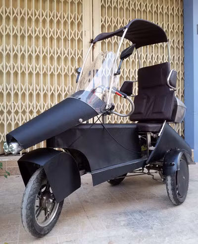 Xe điện 4 bánh tự chế. Ảnh: Xuân Lâm.