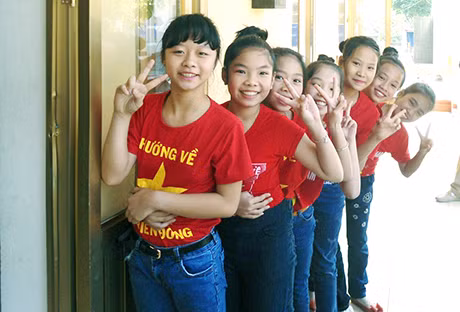 Ảnh chụp các em học sinh trong đội văn nghệ Trường THCS Quang Hanh (TP Cẩm Phả) chuẩn bị biểu diễn trong chương trình giao lưu văn nghệ với Đoàn Tên Lửa Trần Phú chào mừng kỷ niệm 70 năm ngày thành lập QĐND Việt Nam.