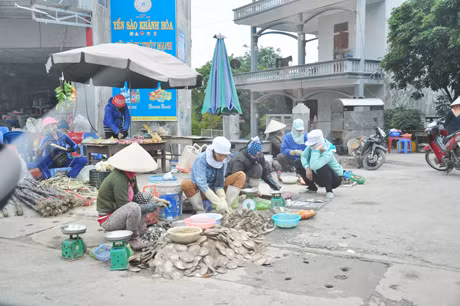 Tiểu thương làm thịt cá hải sản mất vệ sinh môi trường.