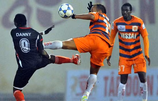 Đinh Văn Ta và cú kungfu ở sân cỏ V-League.