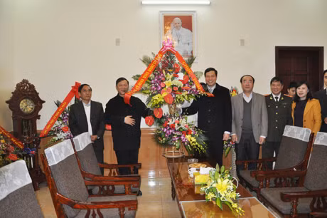 Phó Bí thư Tỉnh ủy, Chủ tịch HĐND tỉnh tặng hoa chúc mừng