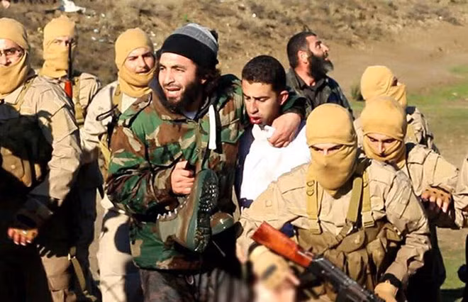 Phi công Jordan (áo trắng) bị phiến quân IS bắt giữ. (Nguồn: AFP)
