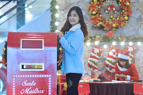 Khu vực viết thư gửi ông già tuyết trở thành địa điểm chụp noel thích thú với giới trẻ.