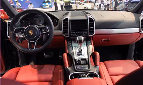 Khoang nội thất đặc trưng của Porsche với bảng điều khiển trung tâm dốc lên phía trước.