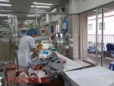 Điều trị, chăm sóc bệnh nhân tại khoa Hồi sức tích cực, Bệnh viện Bạch Mai.