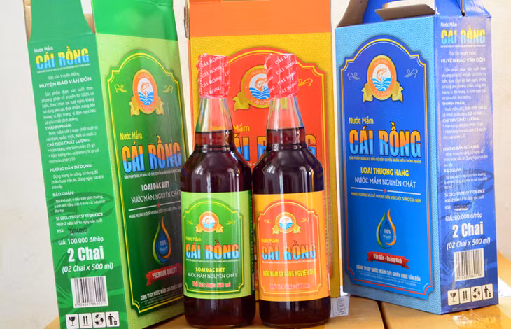 Sản phẩm nước mắm của Công ty CP Nước nắm Cựu Chiến Binh Vân Đồn được công nhận là sản phẩm OCOP, lấy thương hiệu chung là nước mắm Cái Rồng.