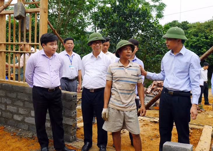 Đồngg chí Vũ Văn Diện, Phó Chủ tịch UBND tỉnh kiểm tra việc xây dựng nhà ở cho hộ nghèo the Đề án 167- giai đoạn 2 tại thôn Khe Mằn, xã Đồn Đạc, huyện Ba Chẽ