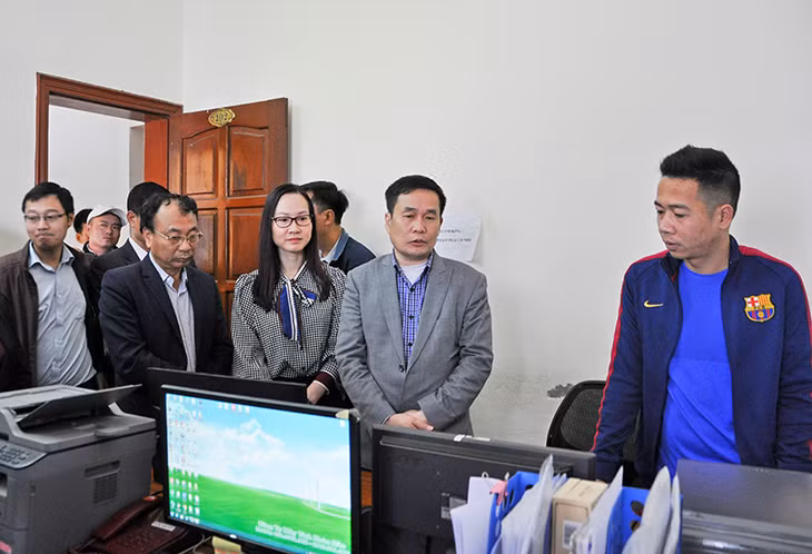 Ông Trịnh Đăng Thanh, Phó Giám đốc phụ trách Sở Du lịch (thứ hai, phải sang) công bố quyết định xử phạt đối với Công ty CP Chính Hoàng Đại Phát ngay tại trụ sở Công ty do doanh nghiệp này vi phạm tổ chức tour không có hướng dẫn viên.