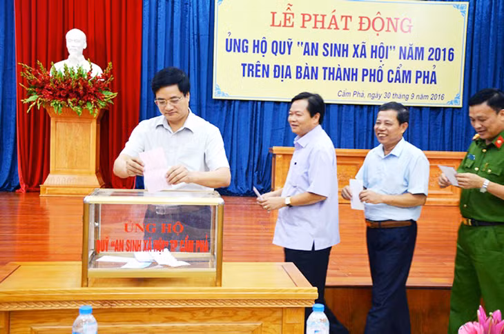 Đại diện các cơ quan, đơn vị, doanh nghiệp trên địa bàn TP Cẩm Phả ủng hộ Quỹ an sinh xã hội năm 2016. (Ảnh do Ủy ban MTTQ TP Cẩm Phả cung cấp)