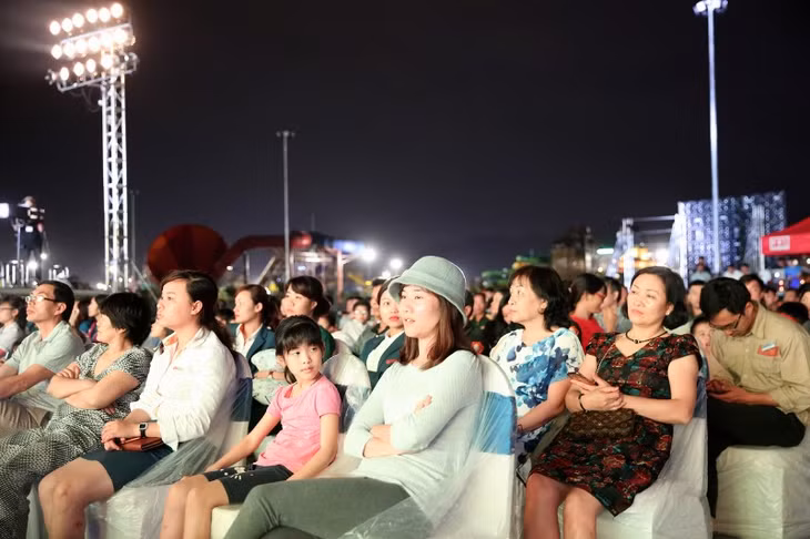 Đông đảo người dân Hạ Long cùng du khách đã đến tham dự buổi tổng duyệt.