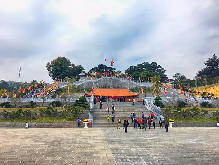 Đền Cửa Ông (TP Cẩm Phả) mới được chỉnh trang, mở rộng thu hút hàng triệu lượt khách mỗi năm.