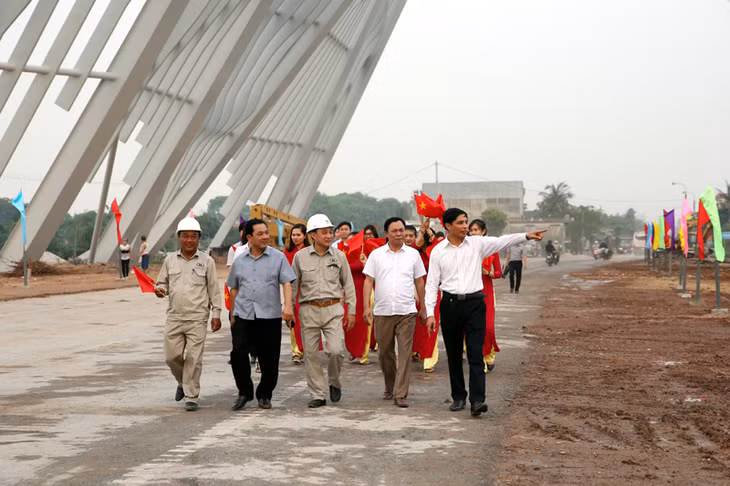 Đồng chí Vũ Văn Diện, Phó Chủ tịch UBND tỉnh yêu cầu chủ đầu tư dự án khẩn trương hoàn thành các hạng mục còn lại