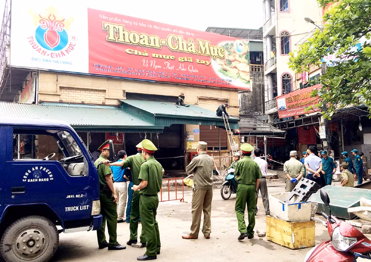 Hơn một tháng trước, cùng với nhiều phường khác của thành phố, lực lượng chức năng phường Bạch Đằng cũng tổ chức ra quân lập lại trật tự đô thị, tháo dỡ các công trình lấn chiếm vỉa hè, lòng đường.