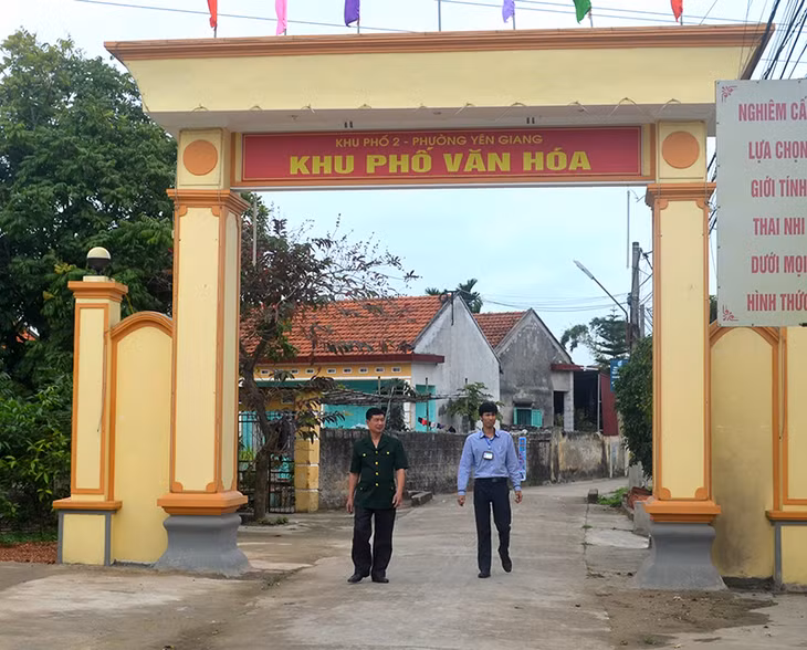 CCB Đinh Văn Cận (bên trái) đã có đóng góp không nhỏ trong việc khu phố 2, phường Yên Giang (TX Quảng Yên) giữ vững danh hiệu khu phố văn hoá 14 năm nay. 