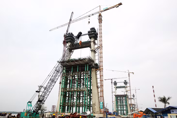 3 trụ tháp cầu Bạch Đằng đã đúc xong 22/24 đốt, dự kiến trong tháng 4 này kết thúc đúc thân trụ tháp, để bắt đầu tổ chức đúc hẫng dầm cầu vào tháng 6.