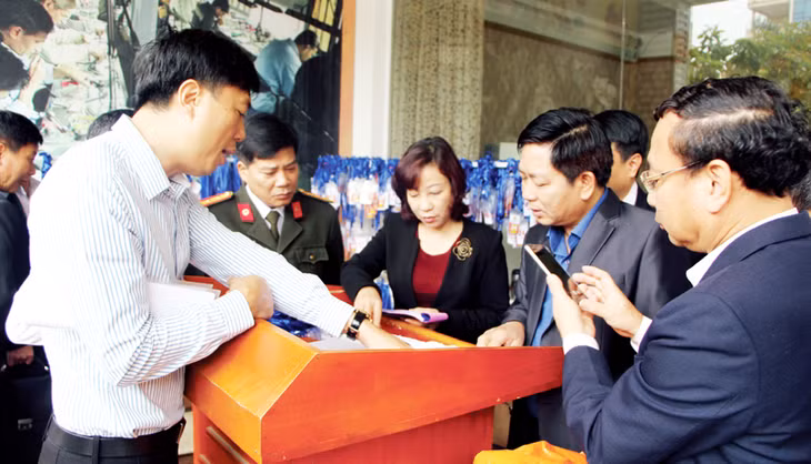 Đồng chí Vũ Thị Thu Thuỷ, Phó Chủ tịch UBND tỉnh kiểm tra Cửa hàng trang sức Hạ Long, chợ Vườn Đào, Bãi Cháy. Ảnh: Ngọc Huyền