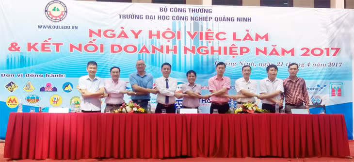 Trường ĐH Công nghiệp Quảng Ninh và các doanh nghiệp ký kết ghi nhớ hợp tác tại Ngày hội.