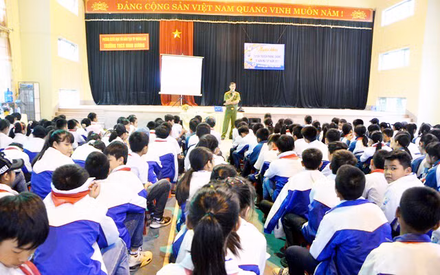 Công an TP Móng Cái tuyên truyền về phòng, chống tệ nạn ma túy trong học đường tại Trường THCS Ninh Dương (TP Móng Cái).