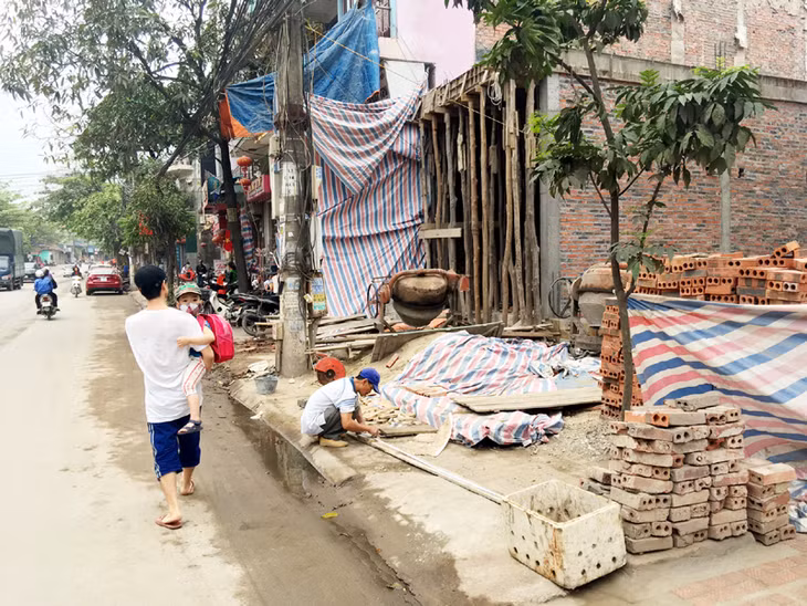 Thế nhưng, chỉ một thời gian sau, ở không ít các tuyến phố, như ở phường Giếng Đáy, tình trạng lấn chiếm vỉa hè lại tái diễn. 