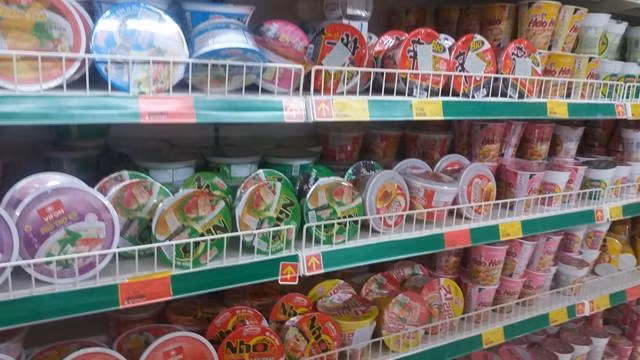 Mỳ ly, mỳ hộp đang dần chiếm lĩnh vị trí của mỳ gói trên kệ hàng các siêu thị. Ảnh: Hà Yên.