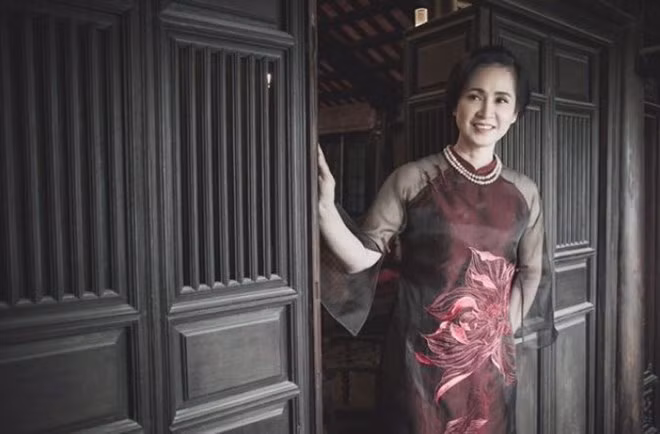 Nghệ sỹ Lan Hương là một người phụ nữ cổ điển.