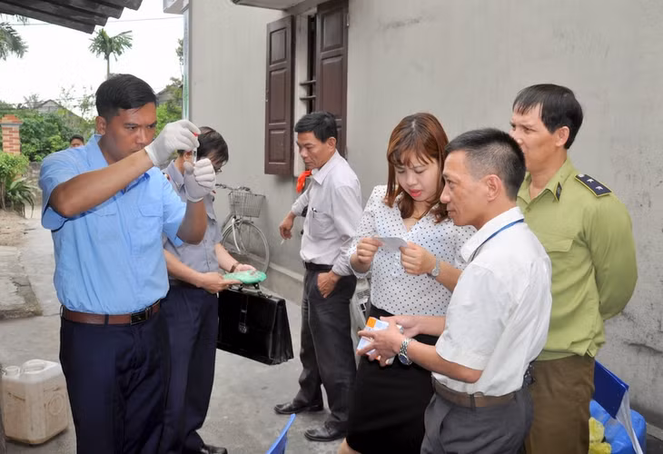 Cán bộ chuyên môn của Đoàn kiểm tra tiến hành test nhanh nồng độ metanol trên mẫu rượu tại cơ sở sản xuất thủ công trên địa bàn xã Hạ Long.