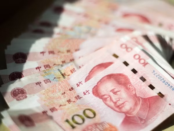 Đồng 100 Nhân dân tệ tại một ngân hàng ở Bắc Kinh. (Nguồn: AFP/TTXVN)