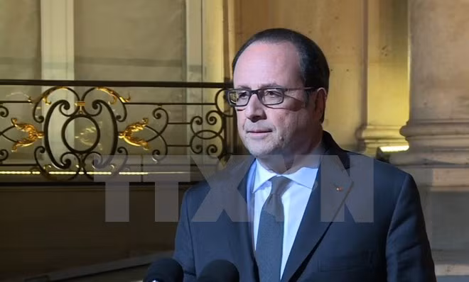 Tổng thống Pháp phát biểu tại Cung điện Elysees, Paris sau vụ nổ súng ngày 20/4. (Nguồn: AFP/TTXVN)