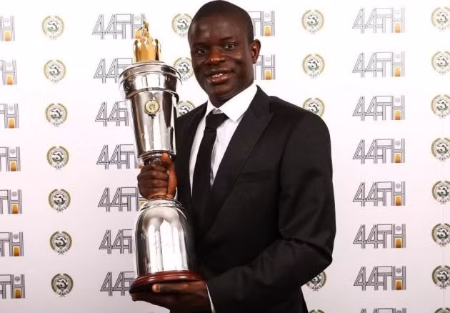  N'Golo Kante đã chính thức giành giải thưởng Cầu thủ xuất sắc nhất năm từ PFA.