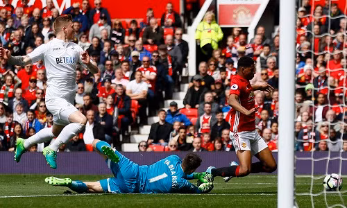 Man Utd được hưởng phạt đền sau tình huống ngã vờ của Rashford. Ảnh: Reuters.