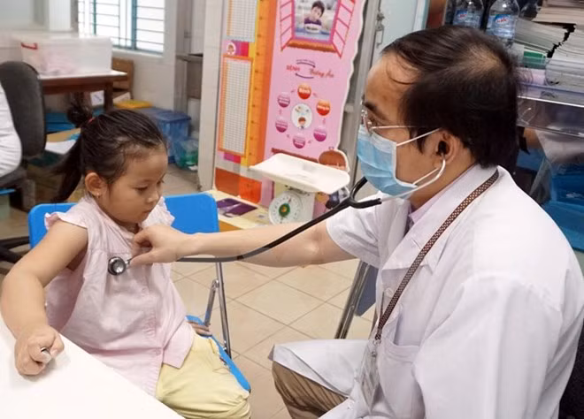 Bác sỹ khám bệnh cho trẻ em. (Ảnh: TTXVN/Vietnam+)