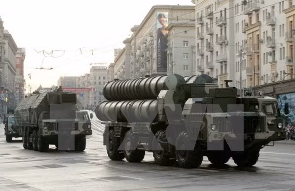 Hệ thống phòng thủ tên lửa S-300 của Nga tại lễ tổng duyệt duyệt binh ở thủ đô Moskva. (Nguồn: Reuters/TTXVN)