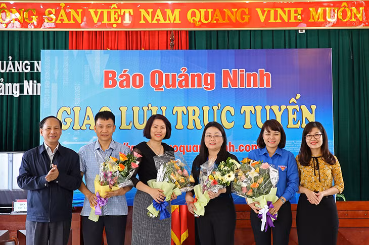 Lãnh đạo Báo Quảng Ninh tặng hoa các đại biểu đến giao lưu.