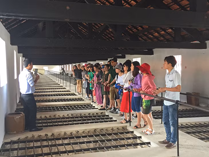 Du khách tham quan khu Chuồng cọp - Nhà tù Côn Đảo.