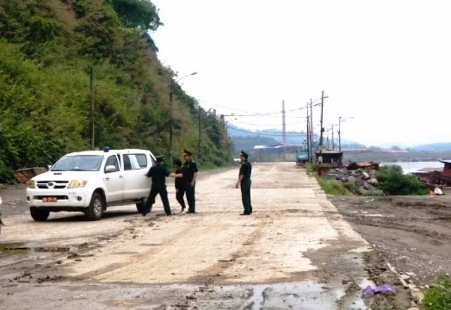 Bộ đội biên phòng Lào Cai tiếp nhận và đưa nạn nhân bị bán qua biên giới trở về đoàn tụ với gia đình.