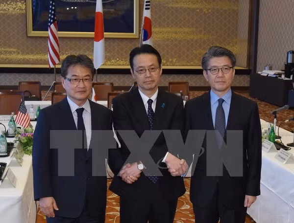 Đặc phái viên Mỹ về vấn đề Triều Tiên Joseph Yun, Vụ trưởng các vấn đề châu Á và châu Đại dương thuộc Bộ Ngoại giao Nhật Bản Kenji Kanasugi cùng Đại diện đặc biệt của Hàn Quốc về vấn đề an ninh và hòa bình trên Bán đảo Triều Tiên trước cuộc thảo luận ở Tokyo ngày 25/4. (Nguồn: AFP/TTXVN)