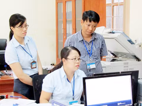 Lãnh đạo TP Hạ Long kiểm tra việc chấp hành kỷ luật, kỷ cương hành chính đối với cán bộ, công chức phường Cao Thắng. Ảnh: Lê Cường (Trung tâm TT-VH Hạ Long)