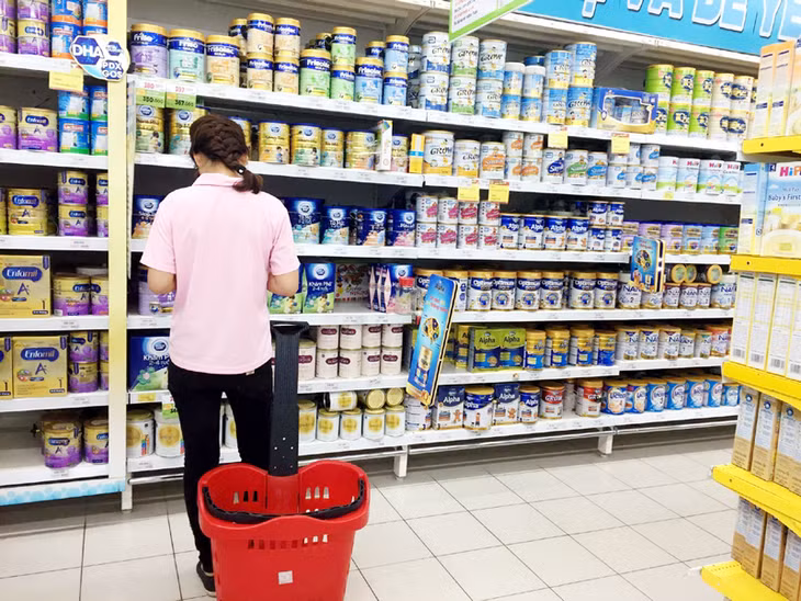 Người tiêu dùng chọn sản phẩm sữa tại Big C Hạ Long.