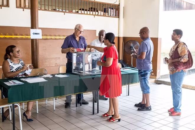 Người dân bỏ phiếu tại điểm bầu cử Tổng thống Pháp ở Guiana ngày 22/4. (Nguồn: AFP/TTXVN)