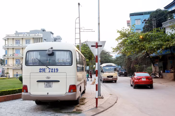 Tại trục đường Lê Lợi thuộc phường Yết Kiêu tình trạng xe khách đỗ trên vỉa hè diễn ra thường xuyên. 