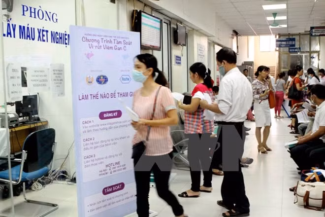 Mỗi tháng, Bệnh viện Bệnh Nhiệt đới Trung ương có khoảng 2.000 bệnh nhân viêm gan đến khám, xét nghiệm, điều trị định kỳ. (Ảnh: TTXVN/Vietnam+)