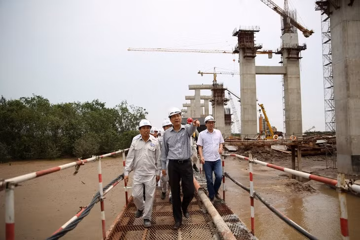 Đồng chí Bí thư kiểm tra tiến độ thi công cao tốc