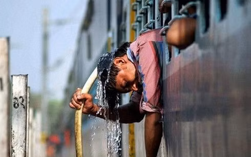 Người dân Ấn Độ tìm mọi cách để giải nhiệt. (Ảnh: ddinews)