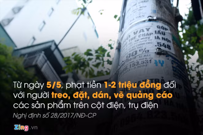 Người dán, vẽ quảng cáo lên cột điện, trụ điện sẽ bị phạt 1-2 triệu. Ảnh: Phượng Nguyễn.