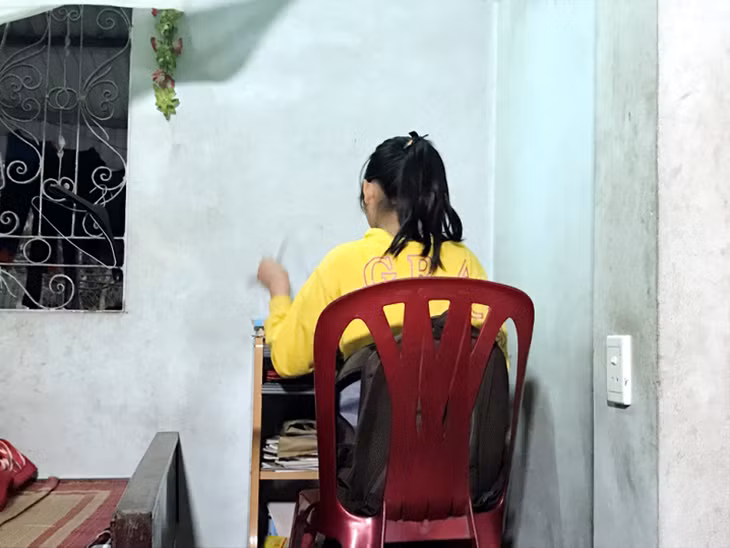 Bị xâm hại tình dục khi mới 13 tuổi, cô bé này đã sống một cuộc sống khép kín, mặc cảm, lặng lẽ và rụt rè hơn.