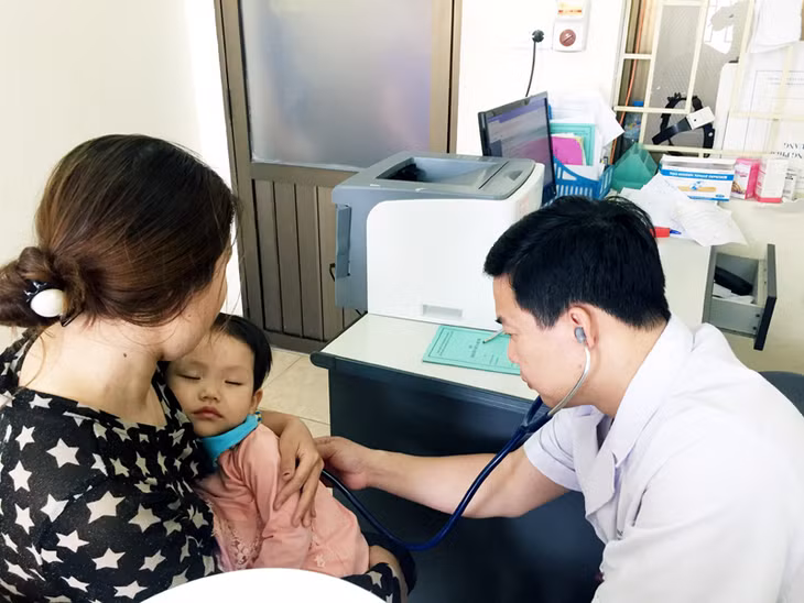 Bác sĩ Trần Văn Quý, Phó Khoa Tim mạch, Bệnh viện Bãi Cháy, khám cho bệnh nhân tại Phòng khám ĐKKV Cao Xanh (TP Hạ Long).