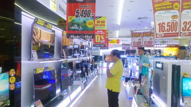 Khách hàng tham quan, mua sắm tại một siêu thị điện máy ở Hà Nội.
