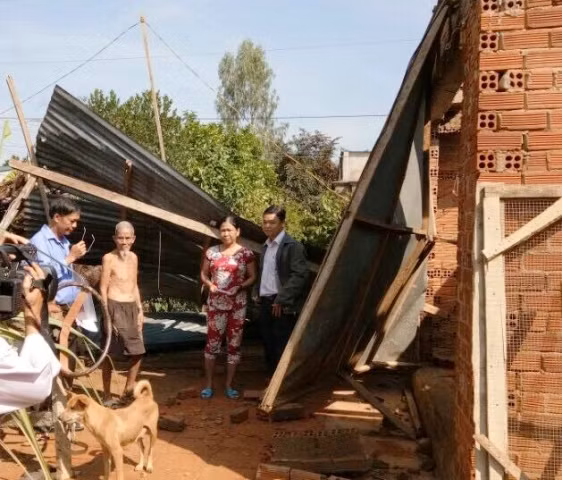 Chính quyền địa phương xã Đức Phú, huyện Tánh Linh (Bình Thuận) tới thăm hỏi một căn nhà của người dân bị tốc mái do lốc xoáy.
